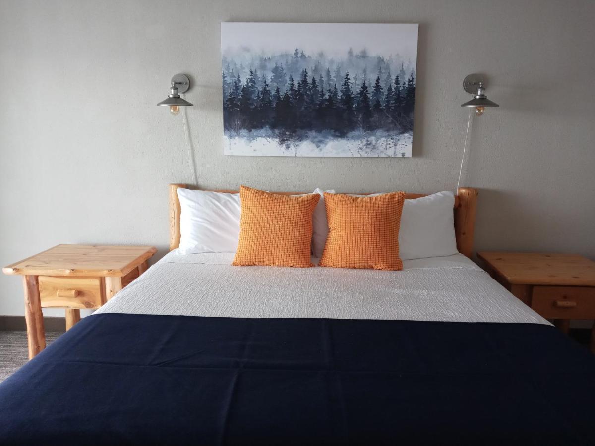 Cliff Dweller on Lake Superior — photo 11