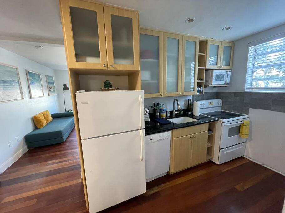 Bright Corner 1 bedroom, 2 blocks to Beach, w/Pool - 4