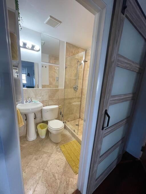 Bright Corner 1 bedroom, 2 blocks to Beach, w/Pool - 2