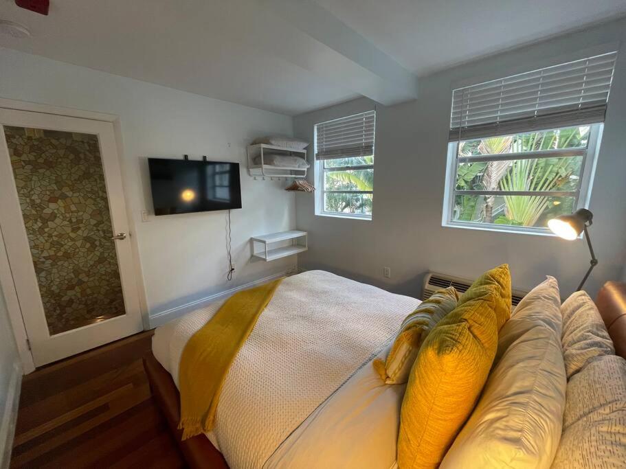 Bright Corner 1 bedroom, 2 blocks to Beach, w/Pool - 5