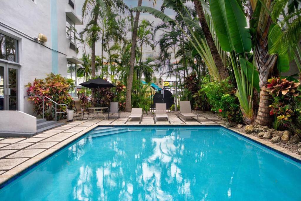 Bright Corner 1 bedroom, 2 blocks to Beach, w/Pool - 3