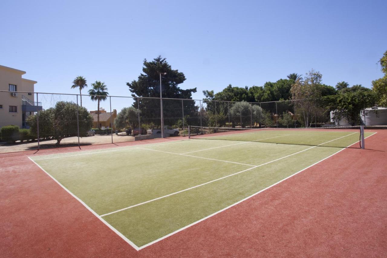 Tennis court: Makronisos Village