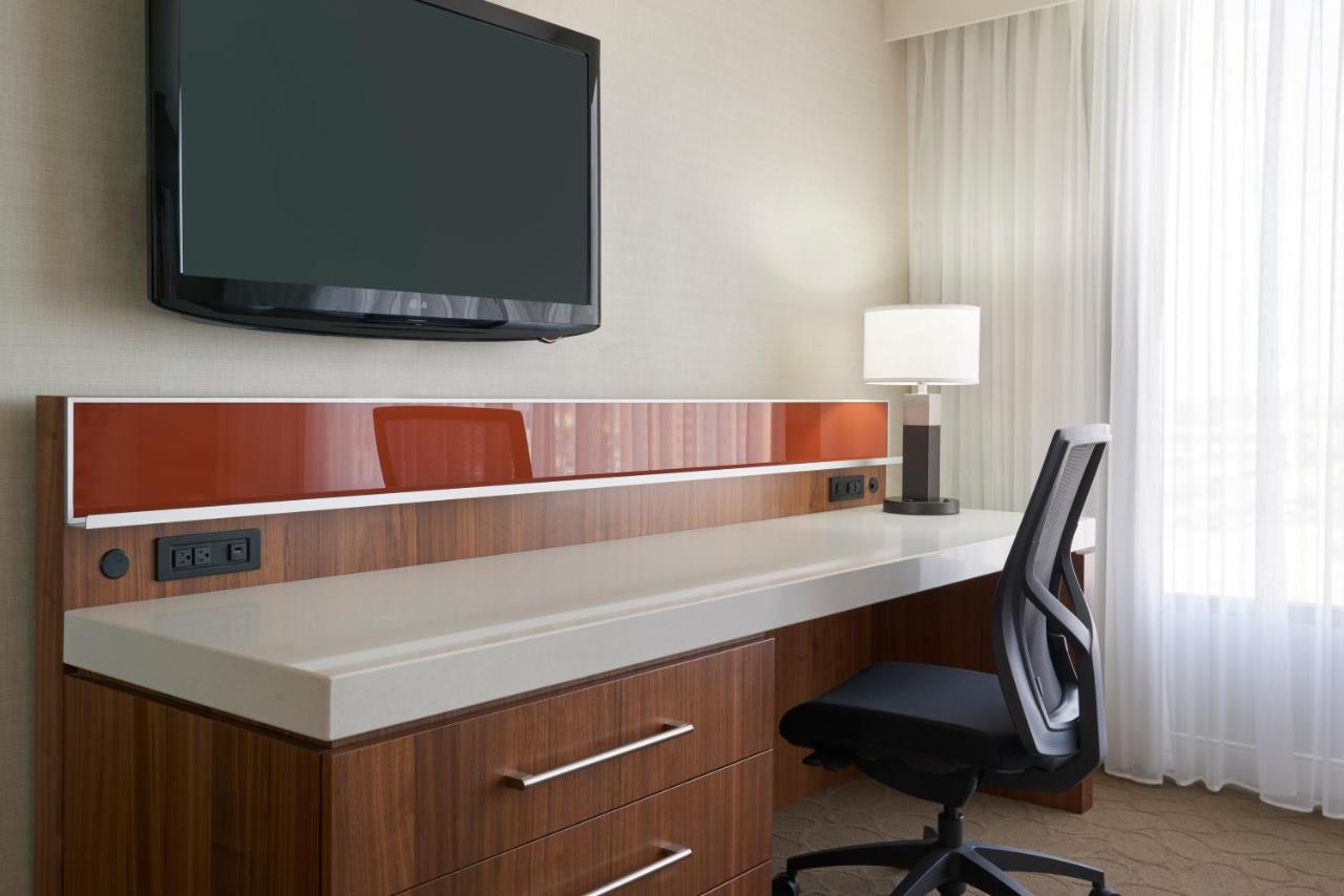 Delta Hotels by Marriott Toronto Airport & Conference Centre photo