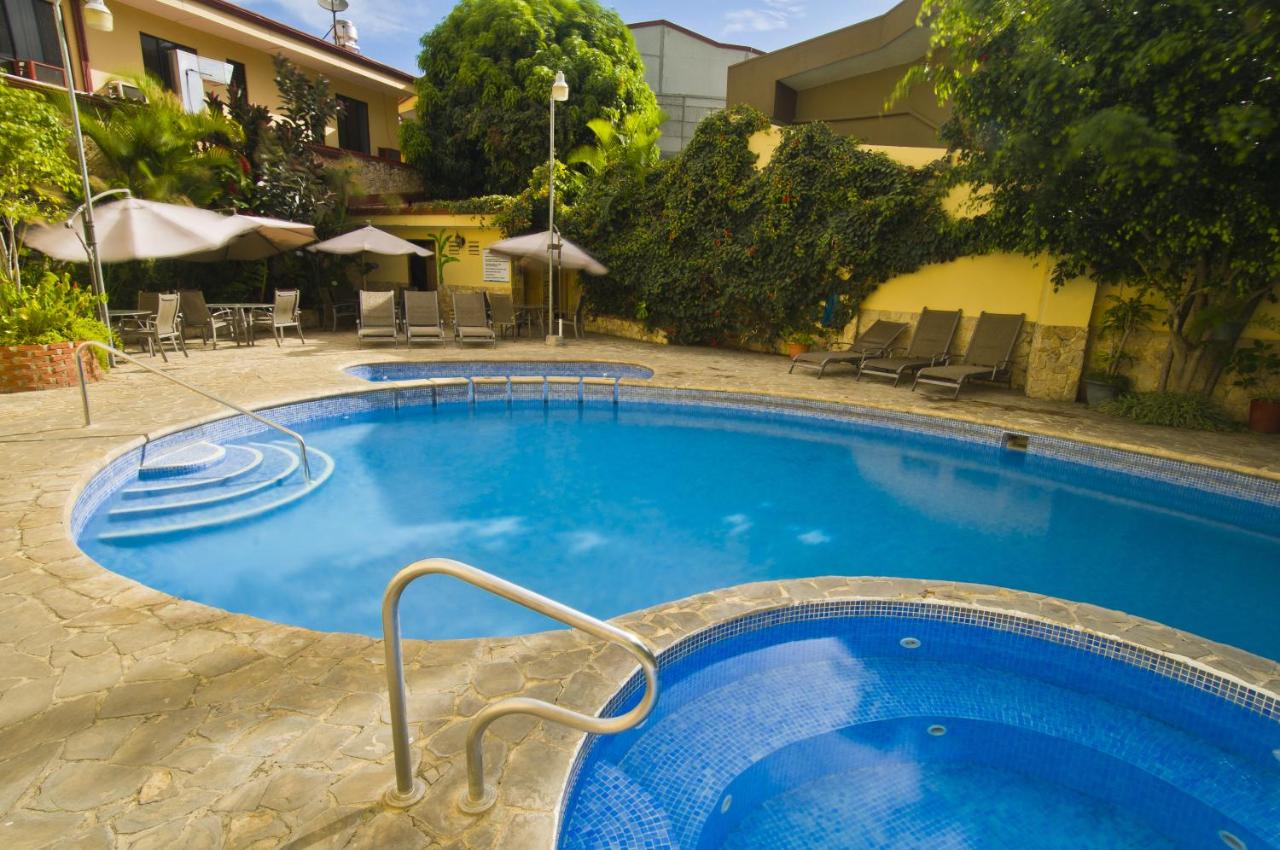 Heated swimming pool: Adventure Inn