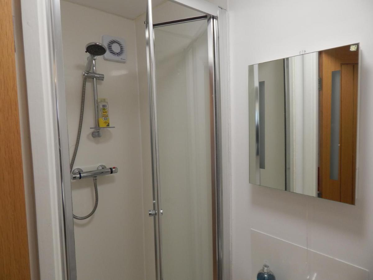 Modern, well located en-suite rooms with parking - Orbitat Accommodations - 3