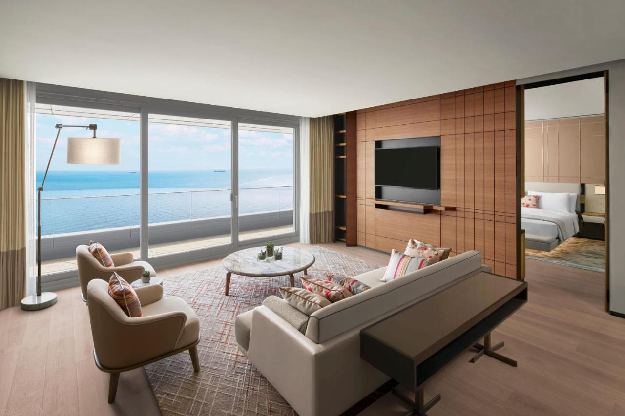 Executive Suite with Balcony and Sea View - Executive Lounge Access