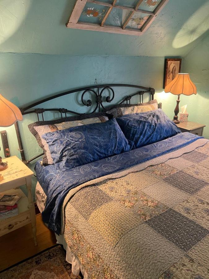 Downtown BnB King Bed Clawfoot Tub & Jacuzzi — photo 21