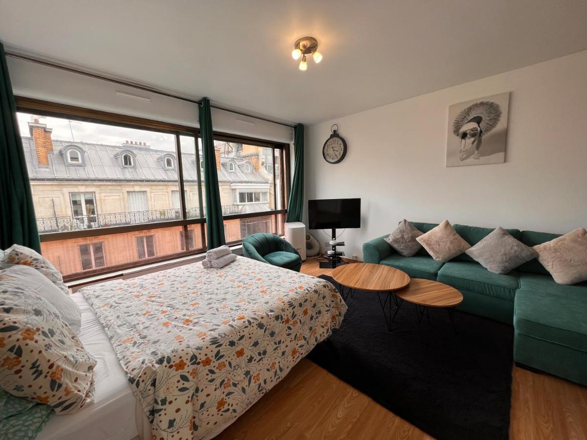 Chic Parisian Studio steps from Champs Elysees - 3