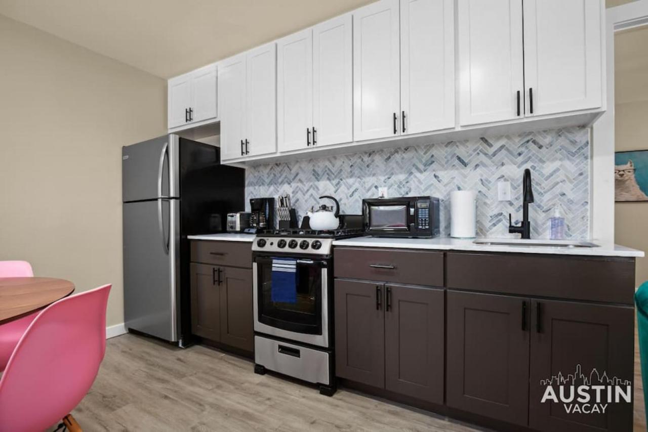 7-Minute Walk to Deep Eddy Pool, Parking, and Grill - 4