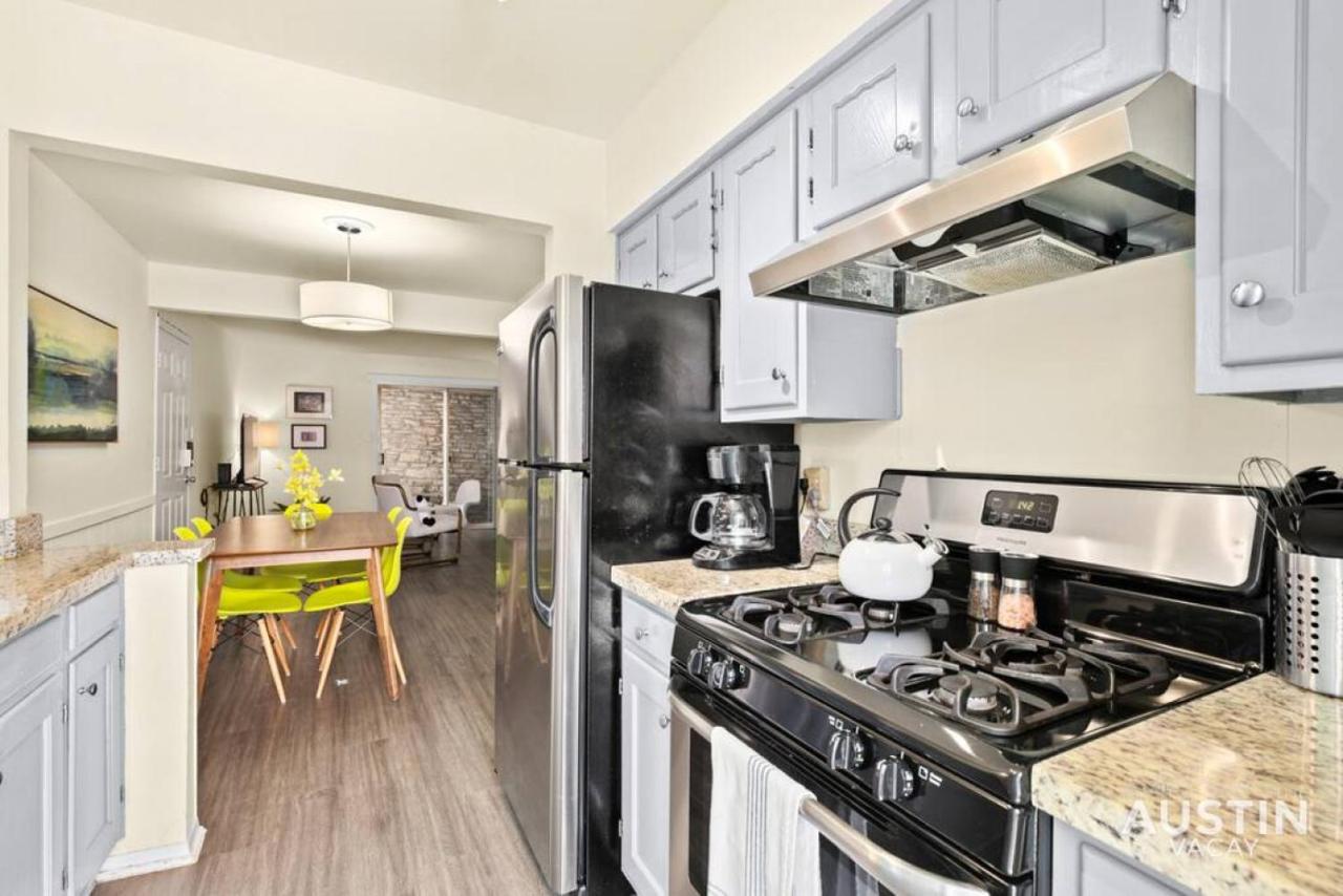 Walk to the Golf Course 2BD Apt, Pool, and Parking - 2