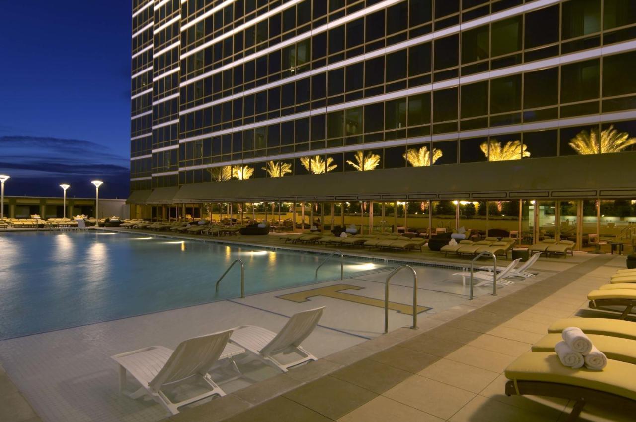 Heated swimming pool: Trump International Hotel Las Vegas