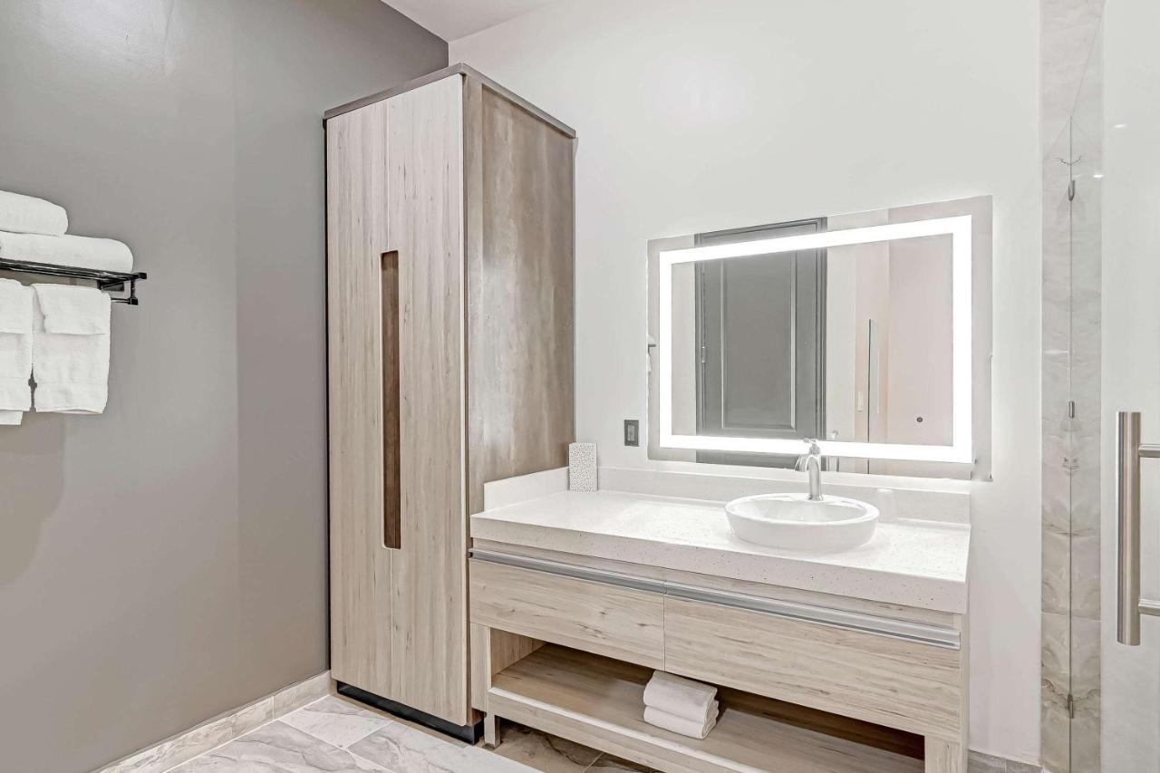 Comfeeni Inn and Suites — photo 7