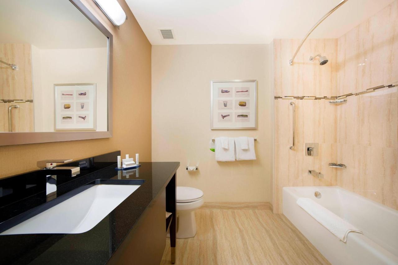 Courtyard by Marriott Montreal Downtown photo
