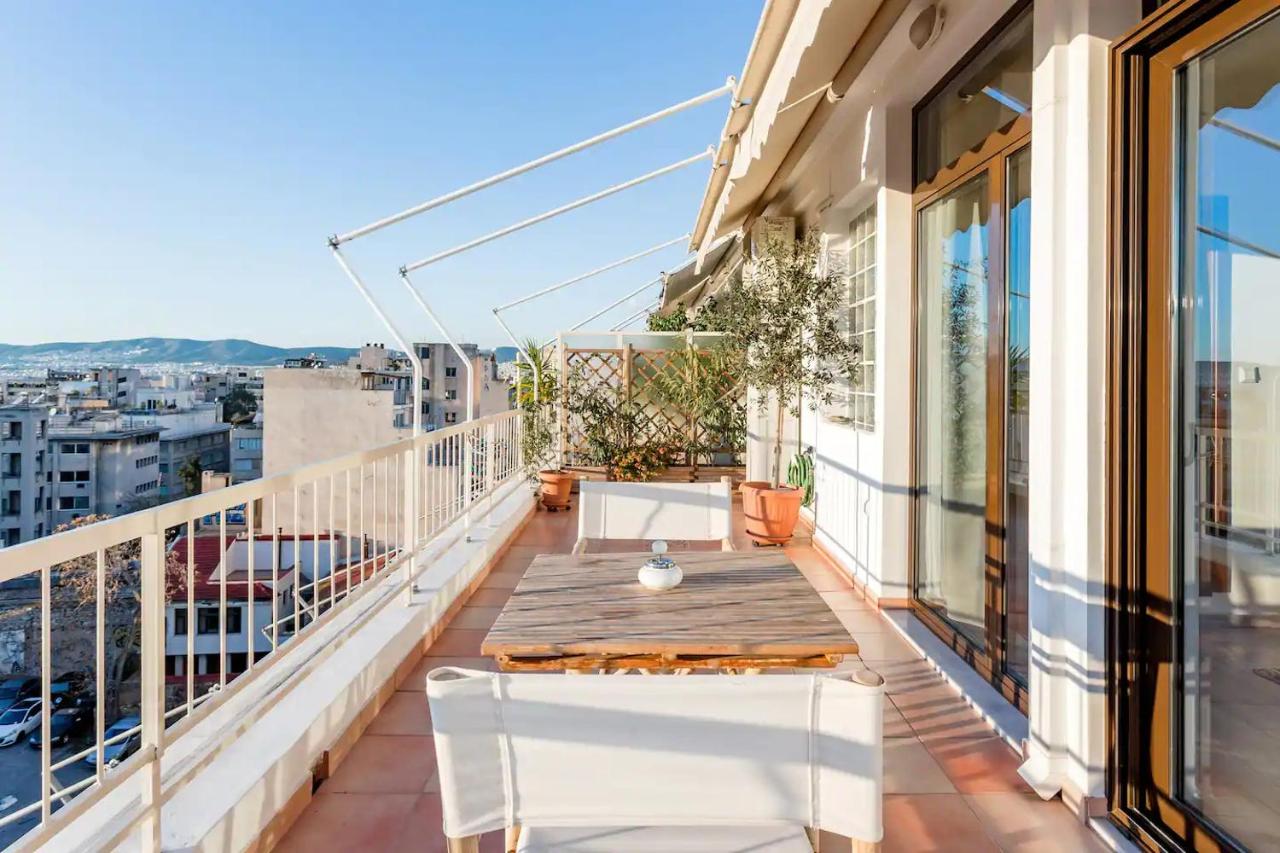 Explore Nightlife Near an Apartment With an Acropolis View - 2