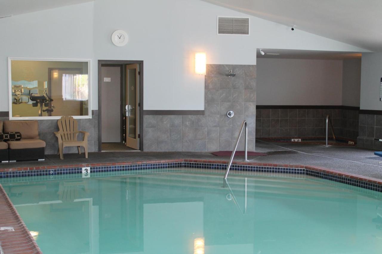 Heated swimming pool: The Coho Oceanfront Lodge