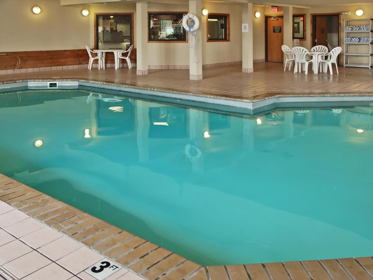 Heated swimming pool: Kelly Inn West Yellowstone