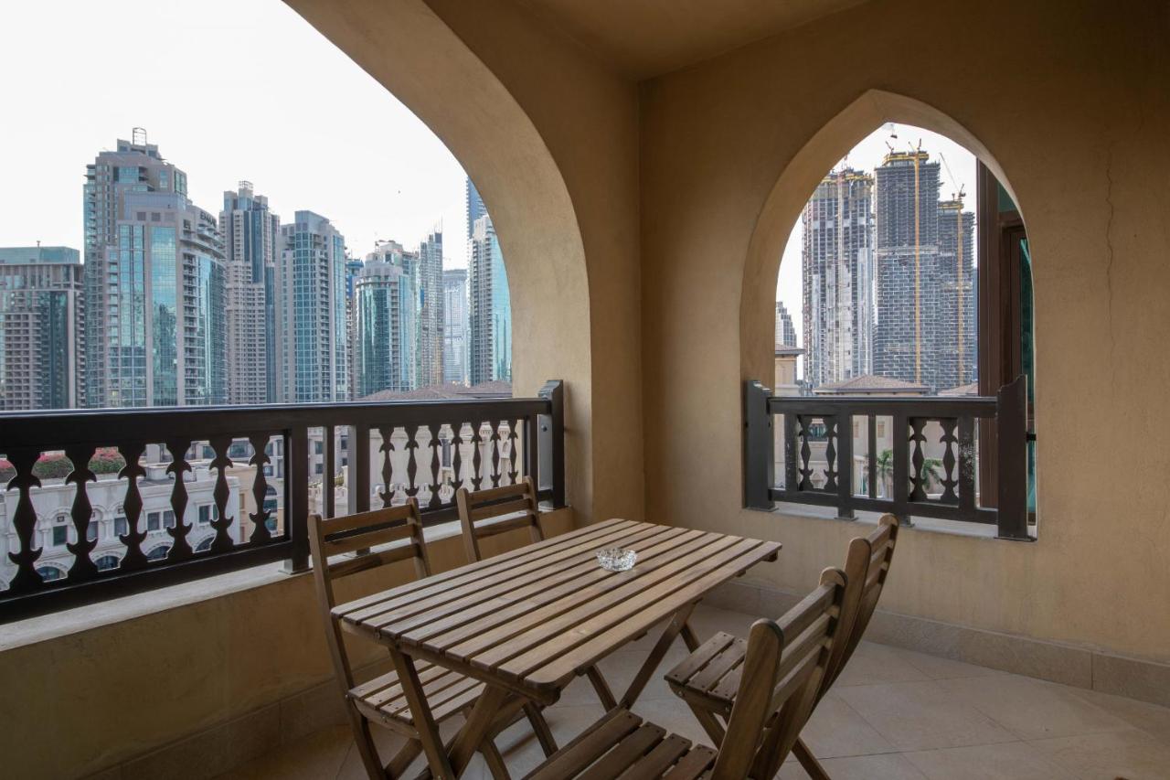 Chic 2BR with Burj Khalifa View in Souk Al Bahar - 4