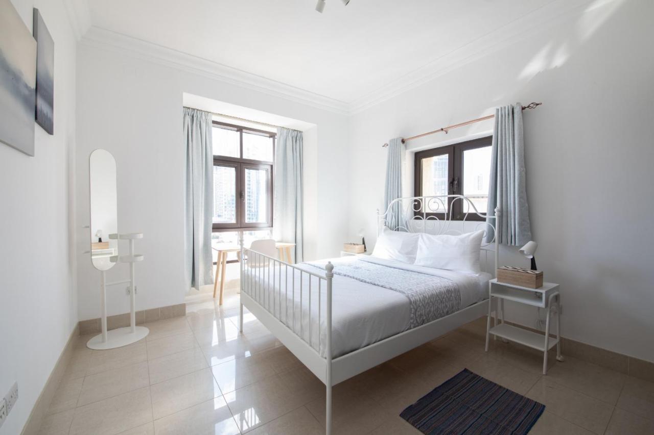 Chic 2BR with Burj Khalifa View in Souk Al Bahar - 2