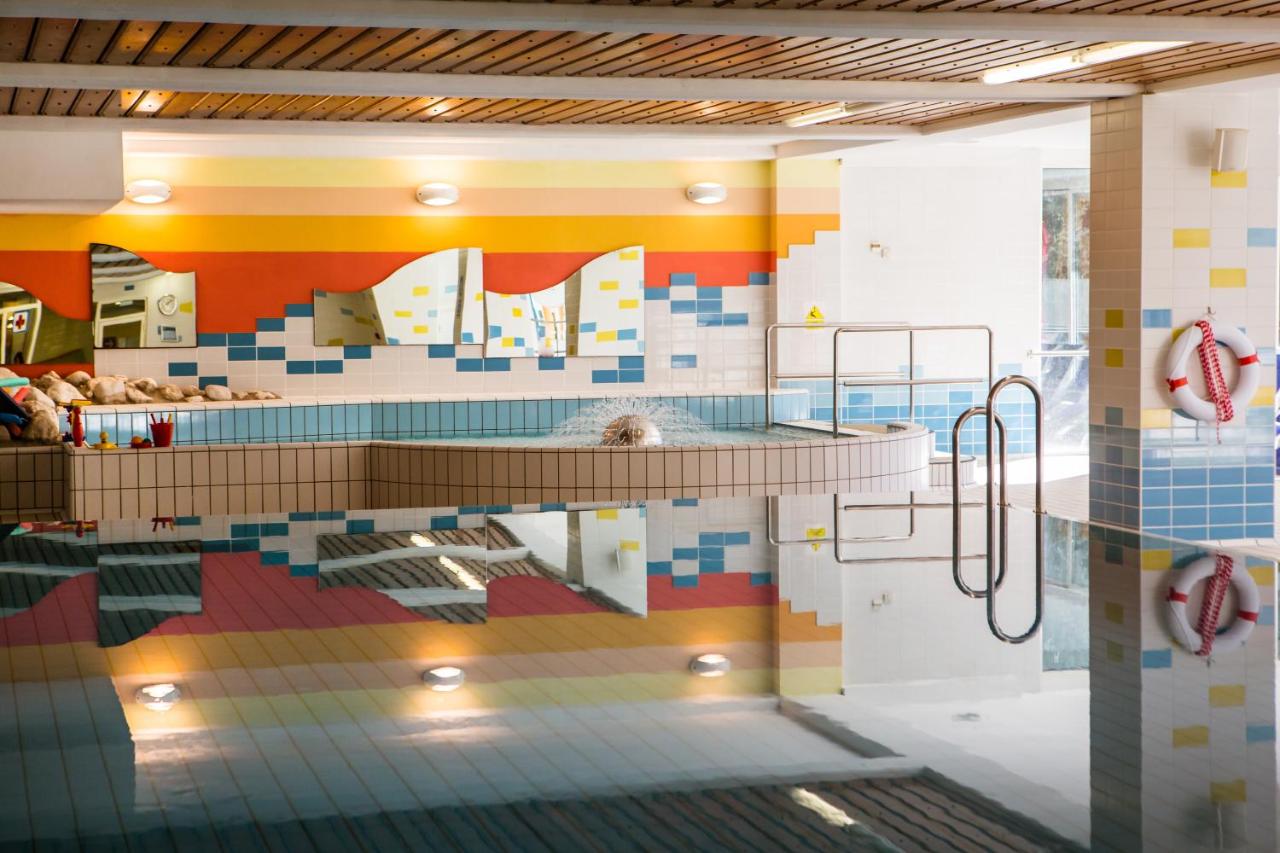 Heated swimming pool: Hotel Kompas