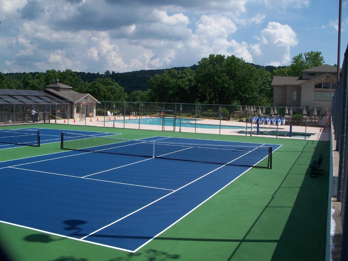 Tennis court: Pointe Royale Golf Resort