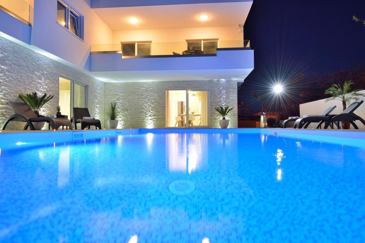 Heated swimming pool: Luxury Apartments Marija