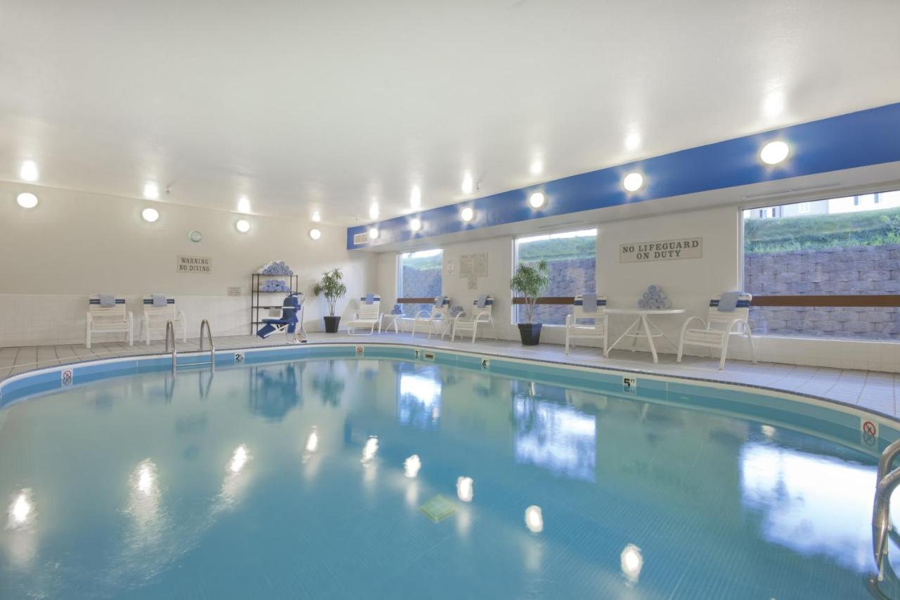 Heated swimming pool: Wingate by Wyndham Sioux City