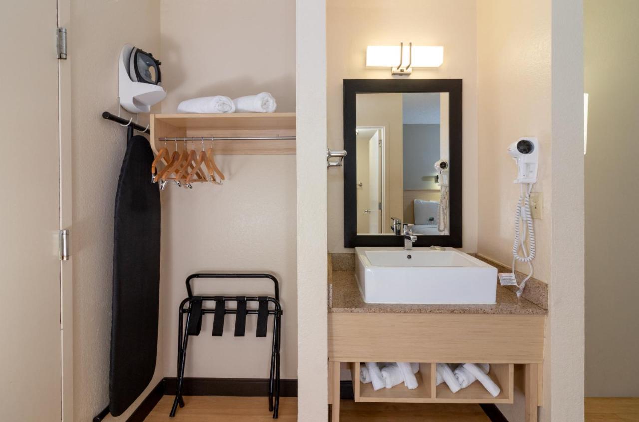 Red Roof PLUS Miami Airport - 3