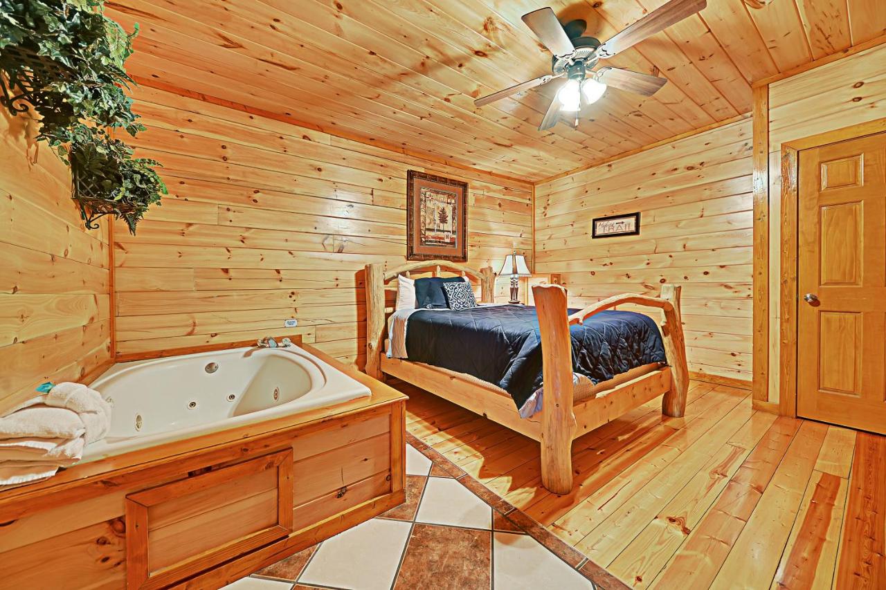 Spacious Cabin w En-Suite Jacuzzis Games Mountain Views Pool Access,  Sevierville – ceny aktualizovány 2023