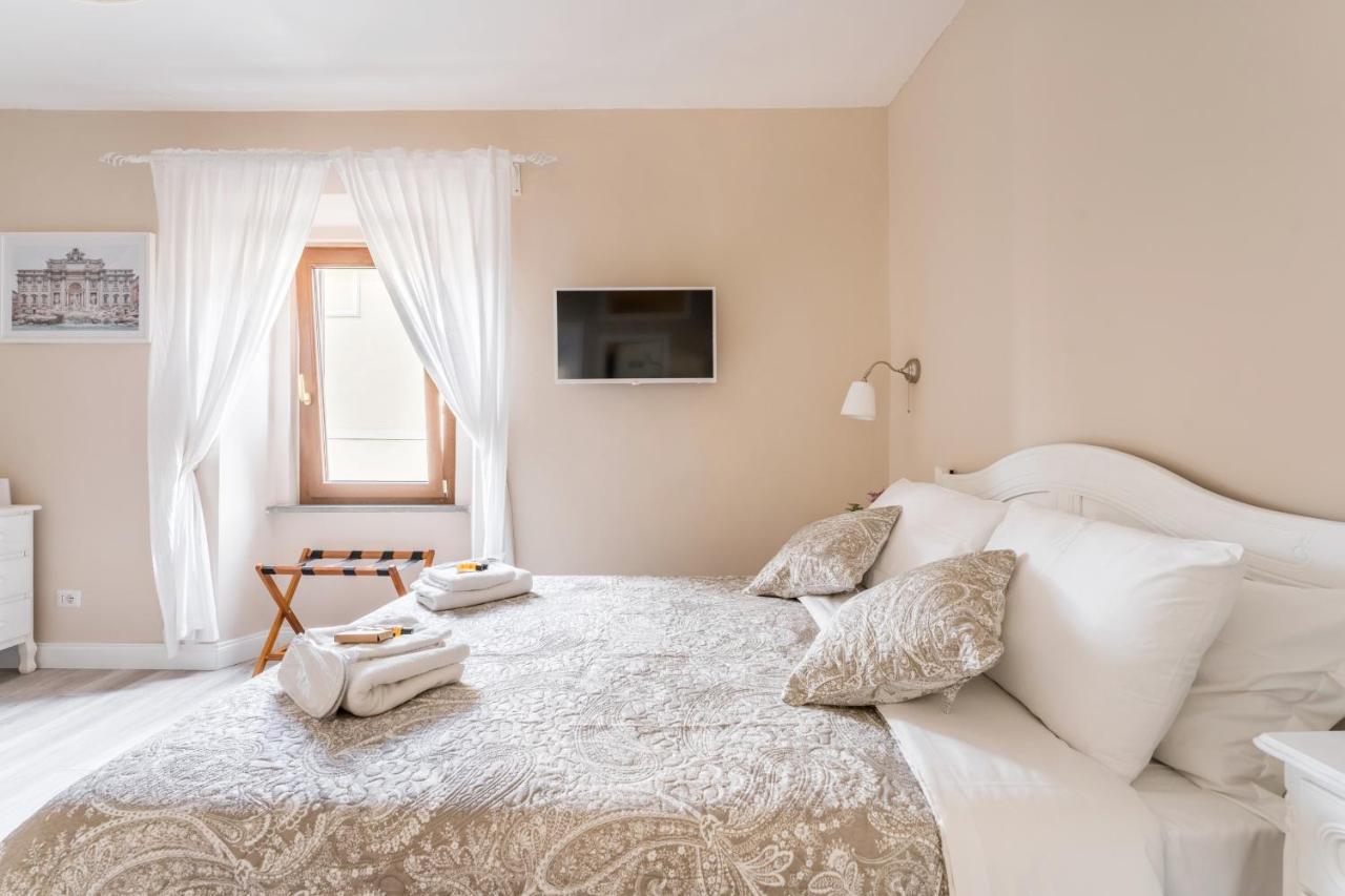 The small nest at Coliseum - 2