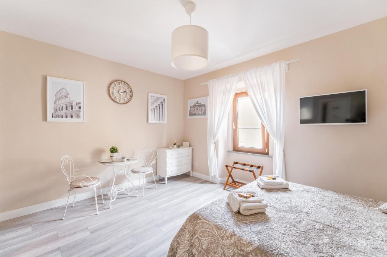 The small nest at Coliseum - 5