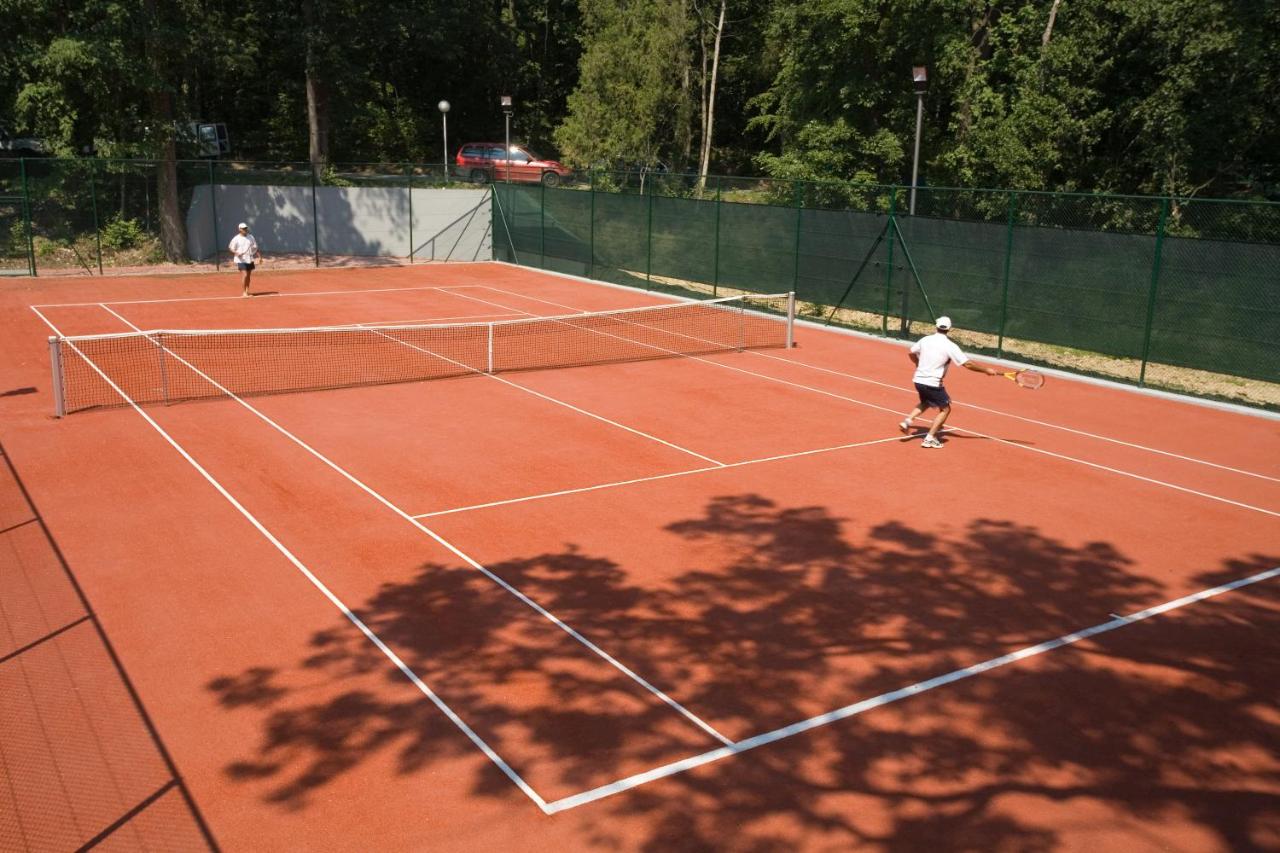 Tennis court: Riviera Beach Hotel and SPA, Riviera Holiday Club - All Inclusive