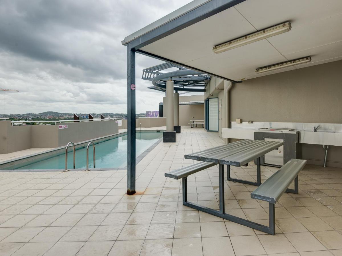 Rooftop swimming pool: Gabba Central Apartments