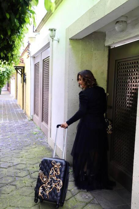 Luxurious Mid Century Modern folk art home - 4