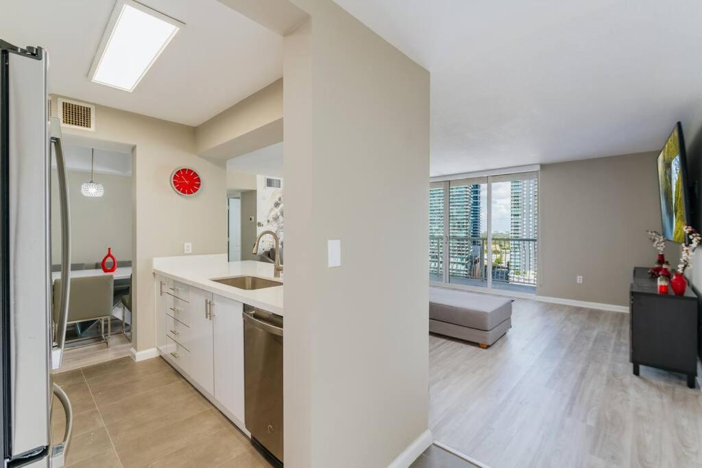 Brickell, Miami Home in the Sky! - 3