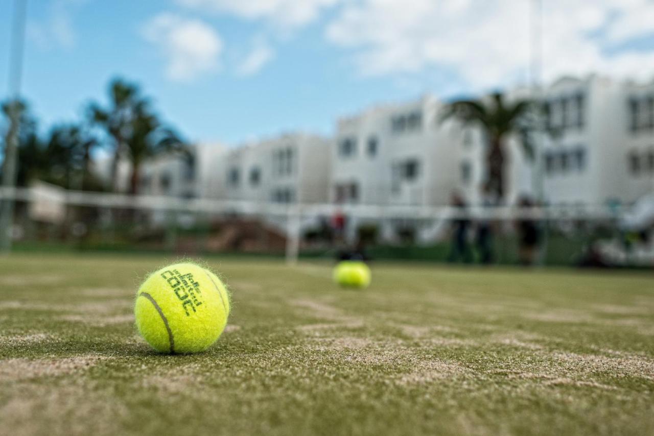 Tennis court: Sotavento Beach Club