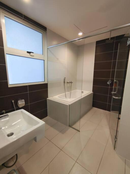 2206 Encorp Marina Elegance suite netflix By STAY - 3