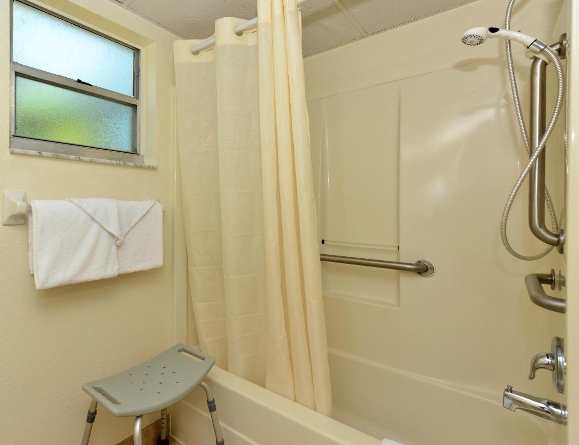 Americas Best Value Inn Bradenton-Sarasota — photo 17