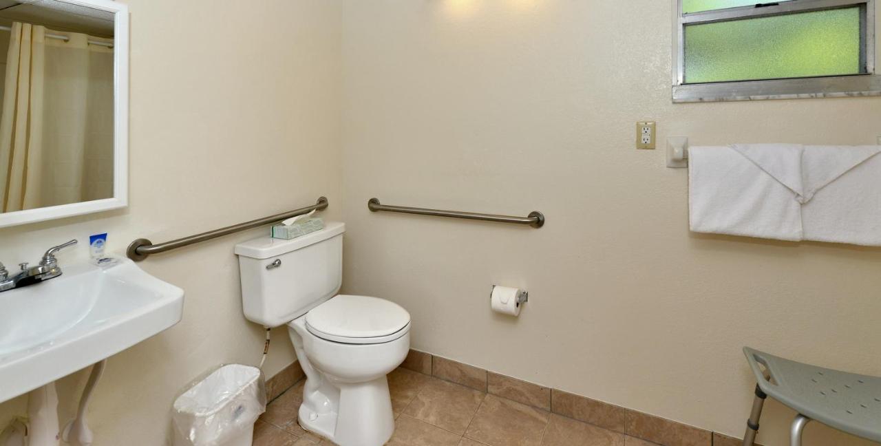 Americas Best Value Inn Bradenton-Sarasota — photo 22