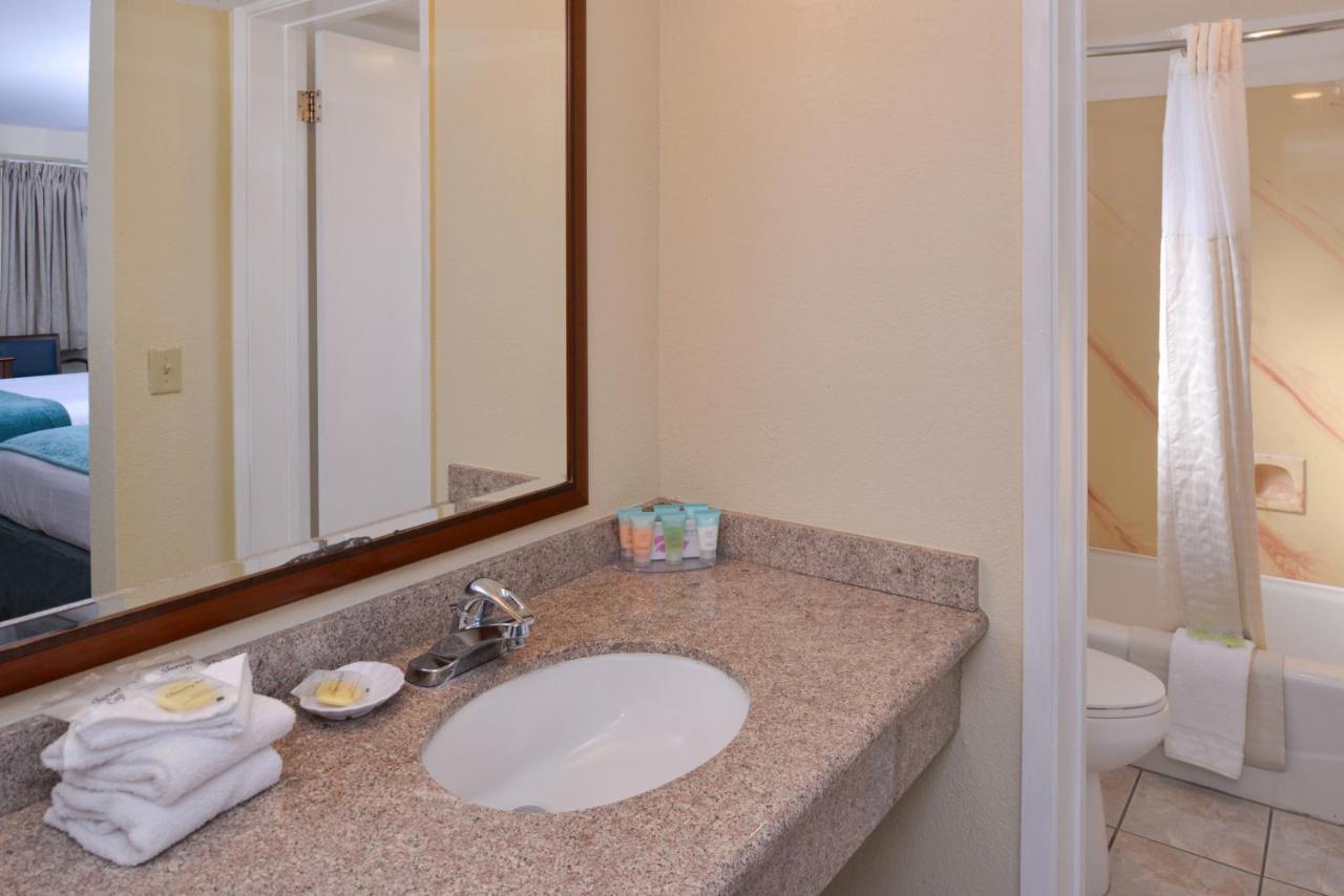 Edgewater Inn and Suites — photo 9