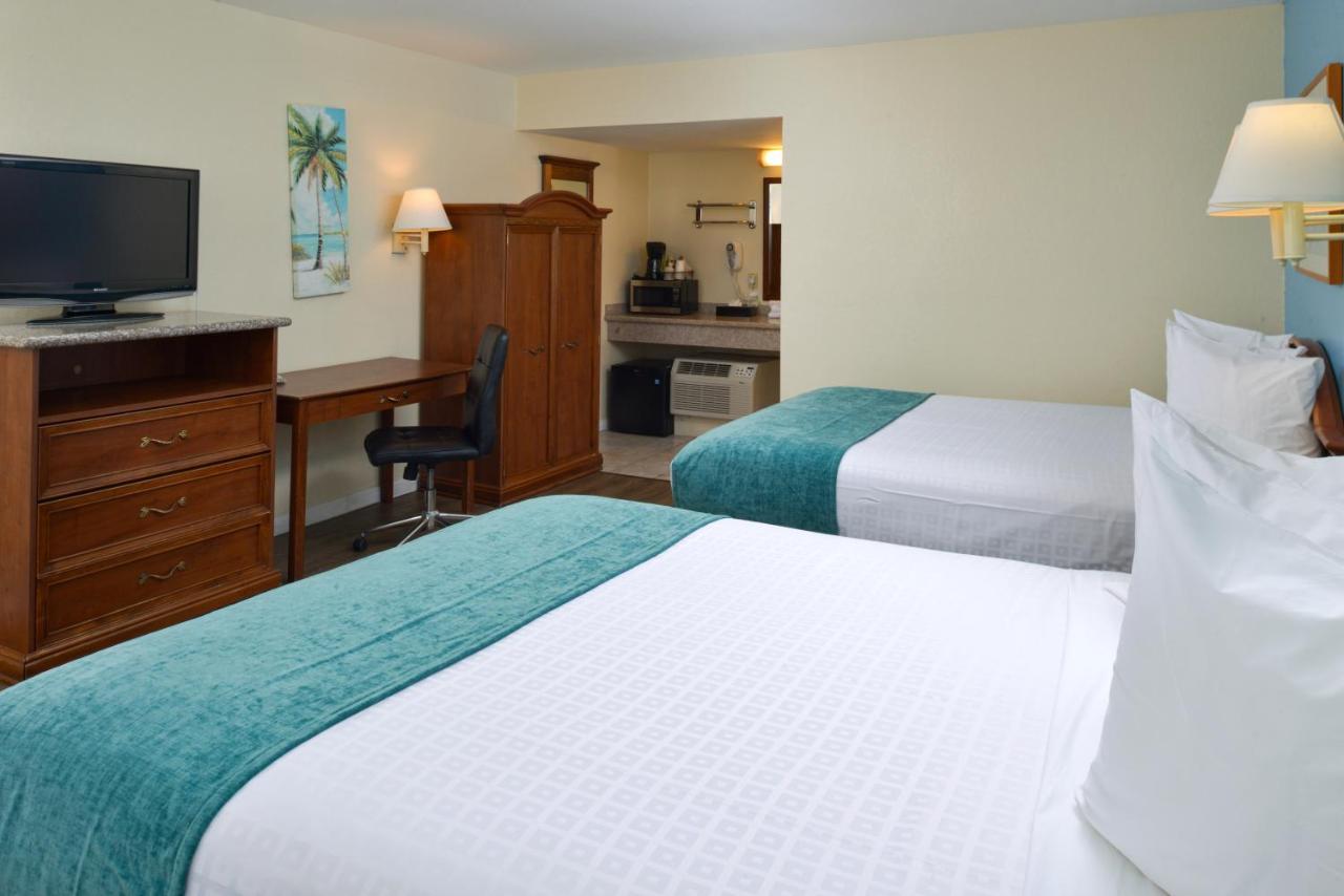 Edgewater Inn and Suites — photo 12