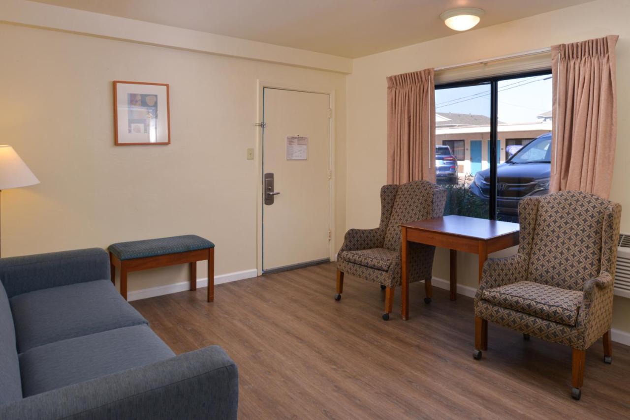Edgewater Inn and Suites — photo 7