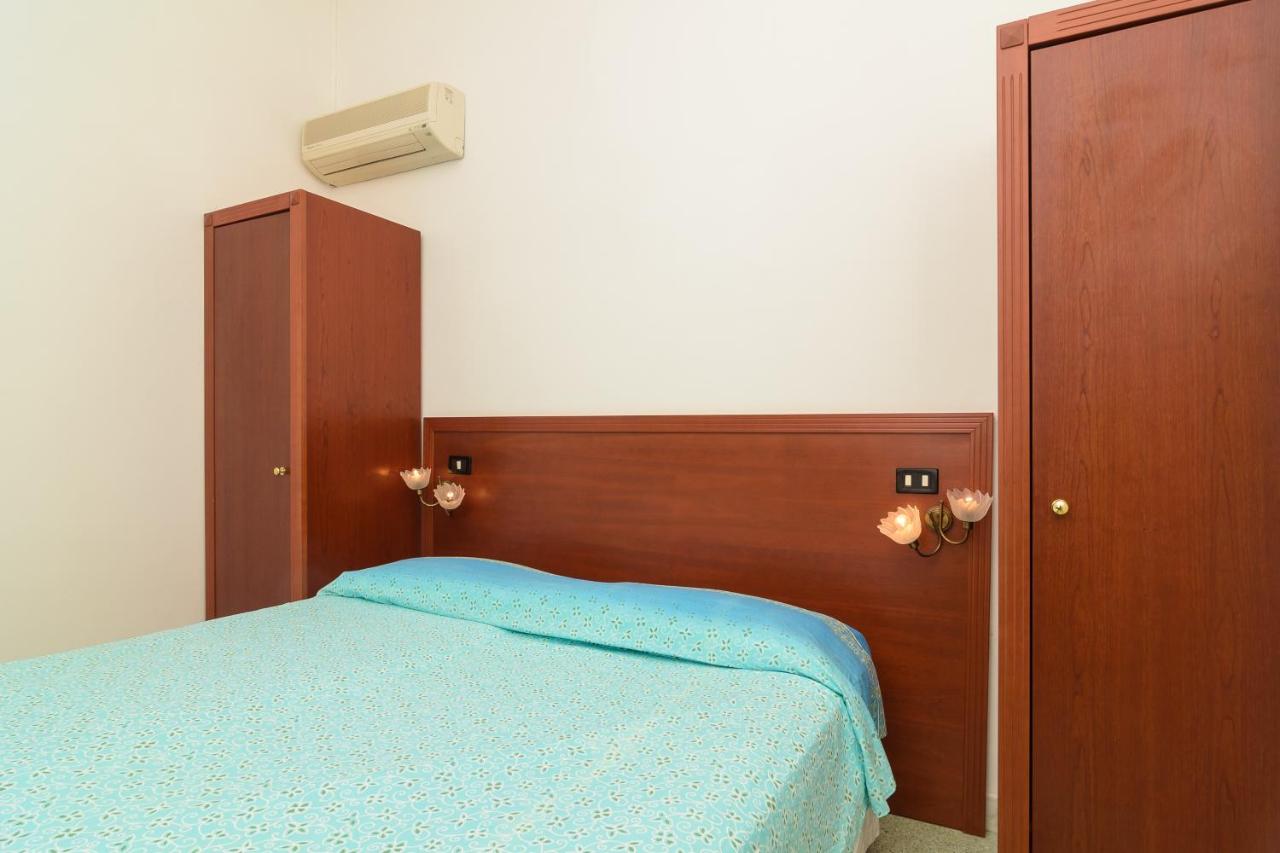 Hotel Riviera photo