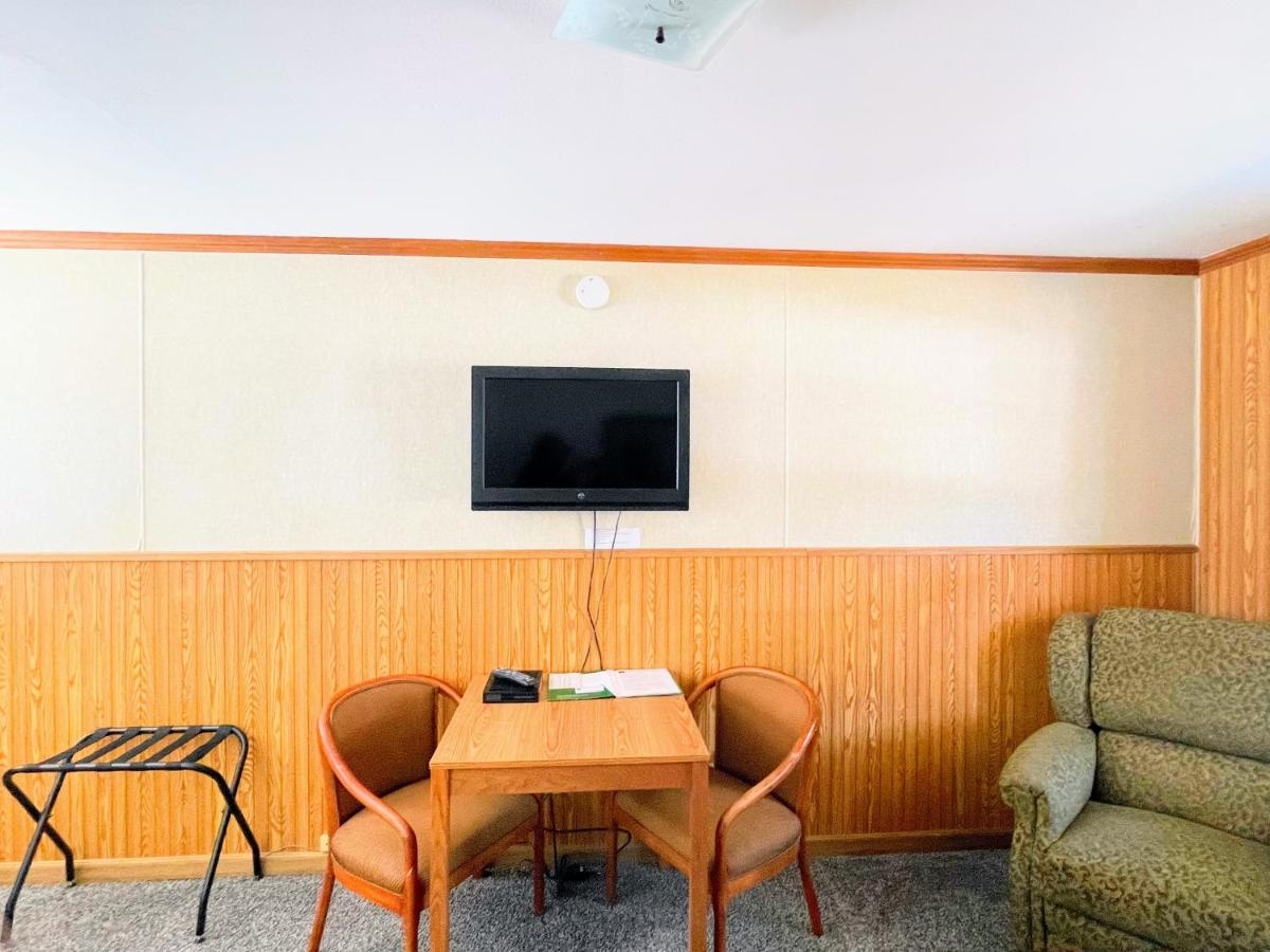 Hillcrest Motel — photo 14