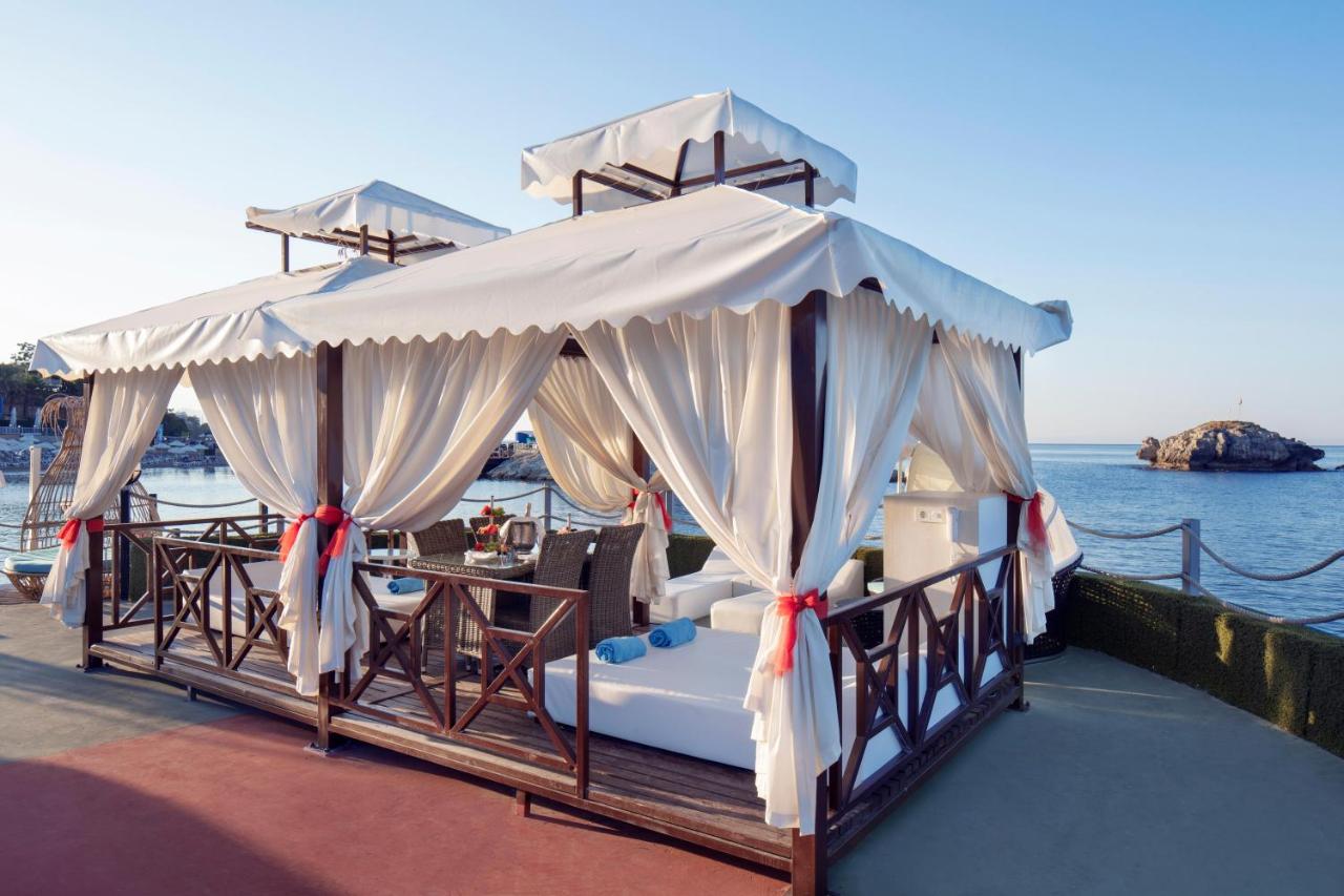 a canopy bed on the side of a boat at Granada Luxury Okurcalar in Okurcalar