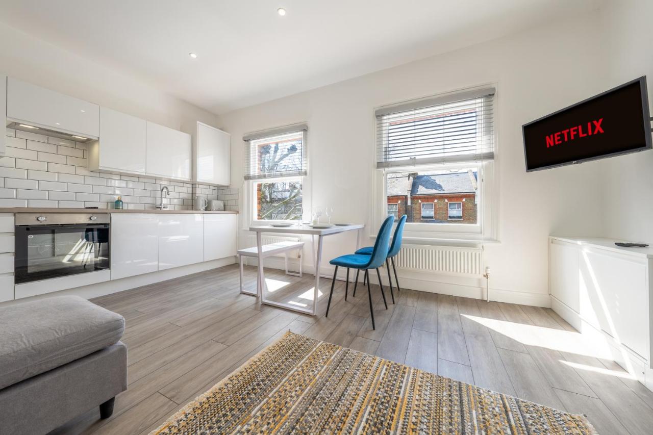 Modern Split Level 2BR Spacious Apt Maida Vale