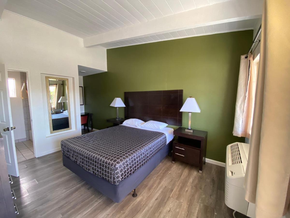 Holiday Motel — photo 14