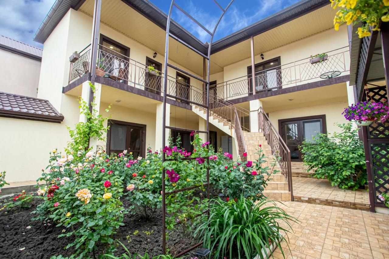 У людмилы кабардинка ул совхозная 31. Партизанская кабардинка гостевые дома. Партизанская д. Партизанская кабардинка 90а. Кабардинка партизанская 90а у людмилы.