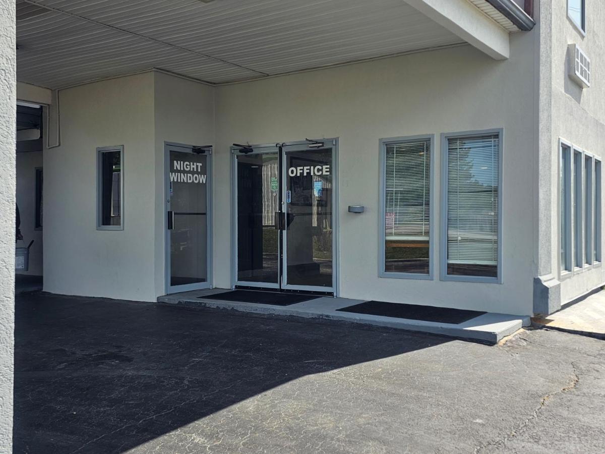 Budgetel Inn & Suites — photo 9