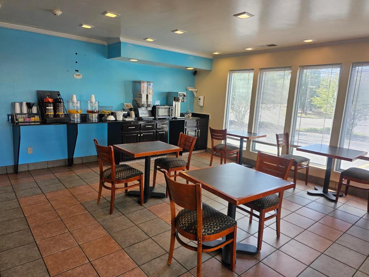 Budgetel Inn & Suites — photo 4