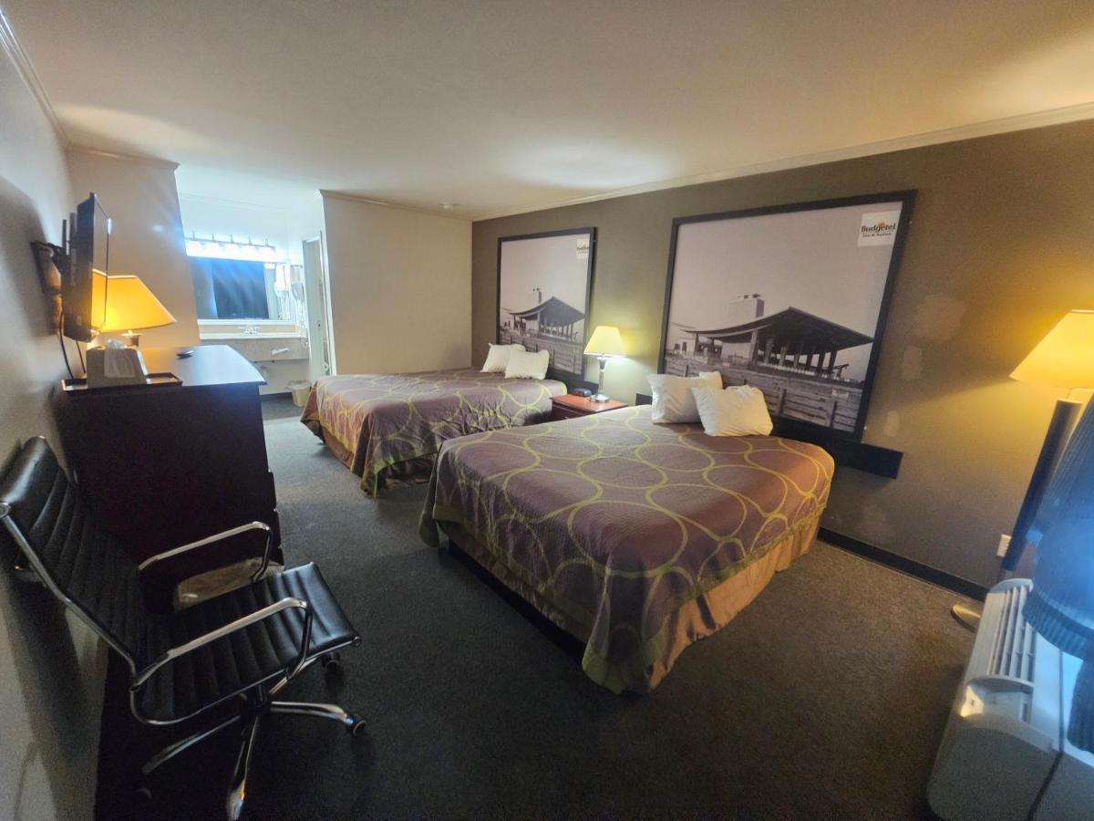 Budgetel Inn & Suites — photo 10